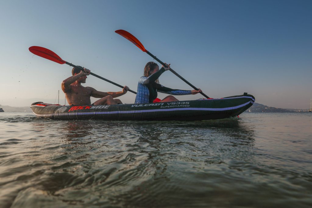 Cómo elegir el mejor kayak hinchable de 2 plazas para tus aventuras en pareja